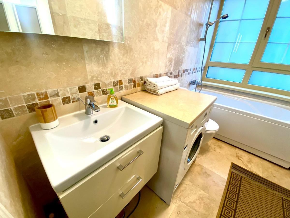 Apartament Sara Apartment ยาช ภายนอก รูปภาพ