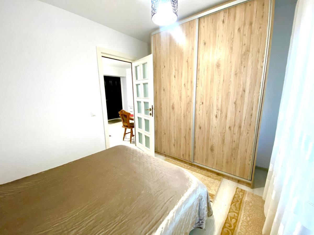 Apartament Sara Apartment ยาช ภายนอก รูปภาพ